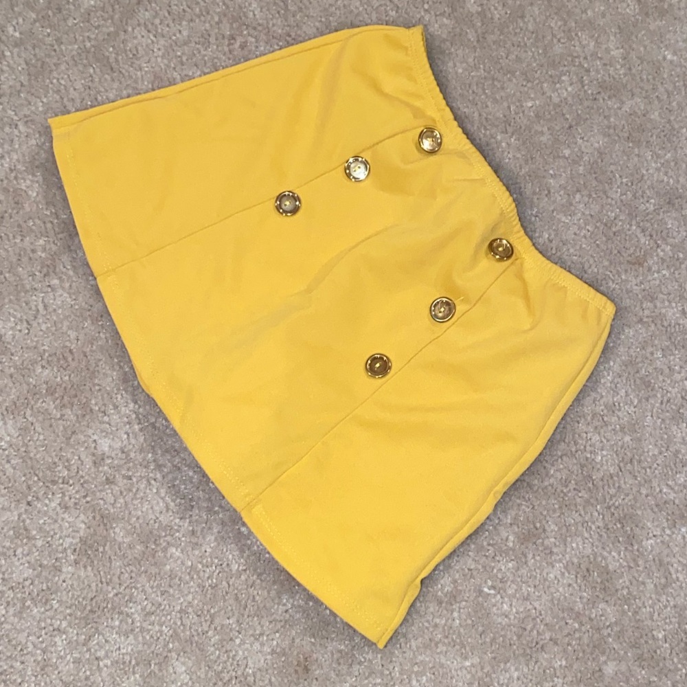 Yellow Gold Buttoned Skort - Picture 3 of 3